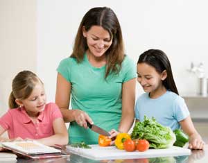 http://www.dietsinreview.com/diet_column/wp-content/uploads/2009/05/mom-cooking-with-daughters.jpg