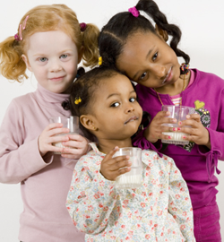 kids-drinking-milk