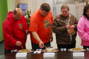 Biggest Loser's Ed and Vicky try healthy recipes prepared by fellow contestants.