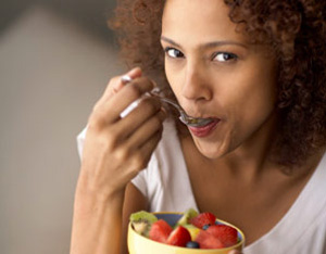 woman-eating-berries