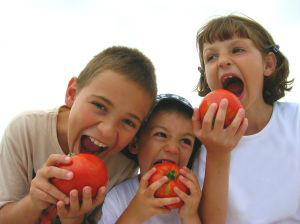 kids eating tomatoes