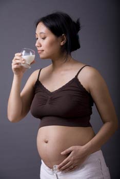 pregnant woman drinks milk