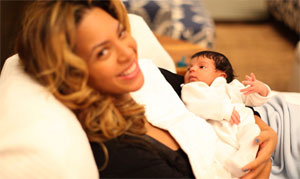 beyonce hold blue ivy