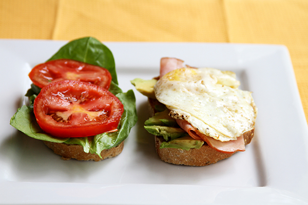 fried-egg-sandwich-tomatoes